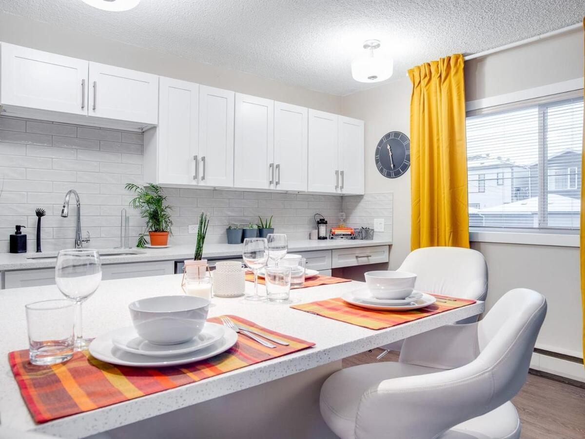 Gorgeous 2Br Condo W Parking Patio Coffee! YYC Eksteriør billede
