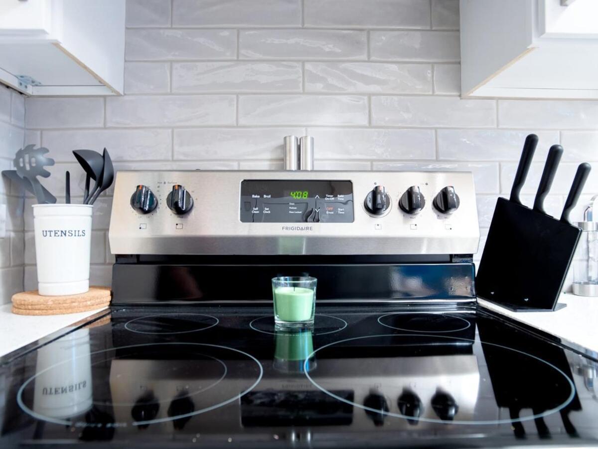 Gorgeous 2Br Condo W Parking Patio Coffee! YYC Eksteriør billede