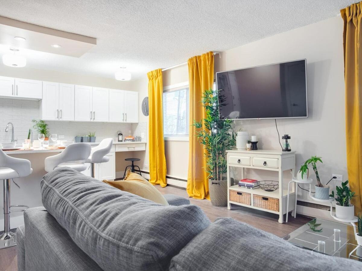 Gorgeous 2Br Condo W Parking Patio Coffee! YYC Eksteriør billede