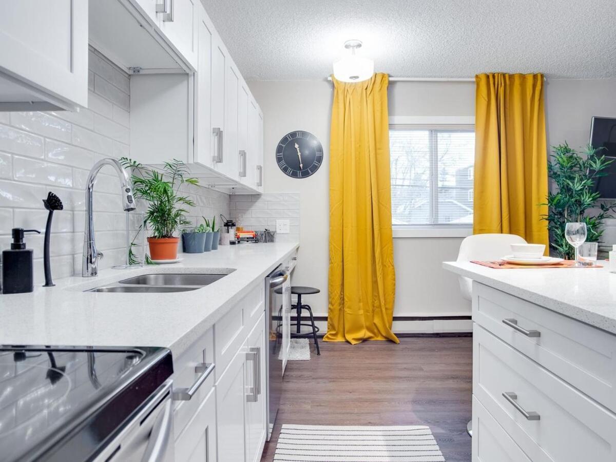 Gorgeous 2Br Condo W Parking Patio Coffee! YYC Eksteriør billede