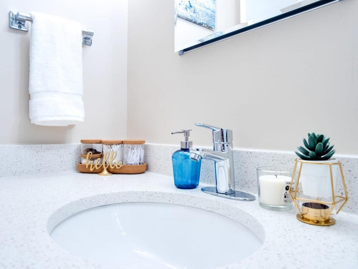 Gorgeous 2Br Condo W Parking Patio Coffee! YYC Eksteriør billede