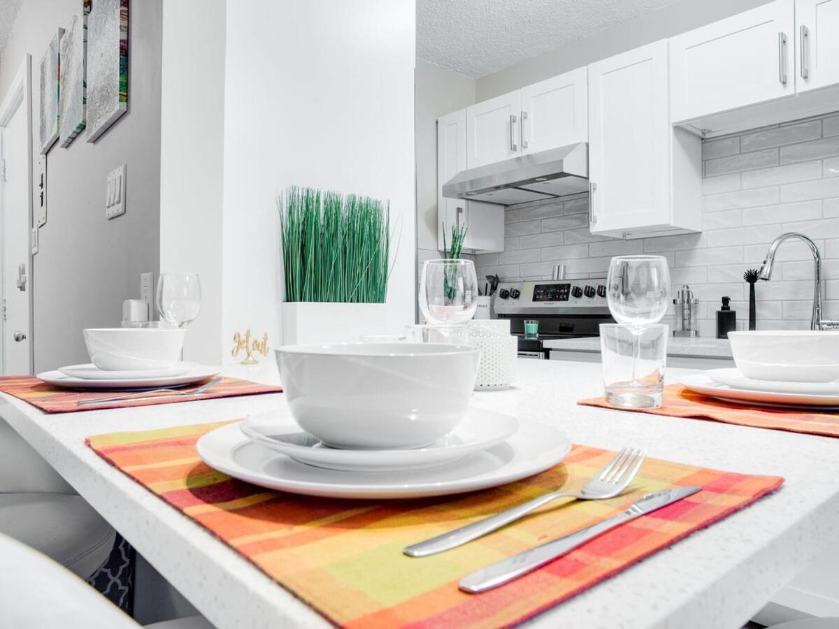 Gorgeous 2Br Condo W Parking Patio Coffee! YYC Eksteriør billede