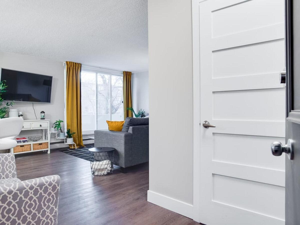 Gorgeous 2Br Condo W Parking Patio Coffee! YYC Eksteriør billede