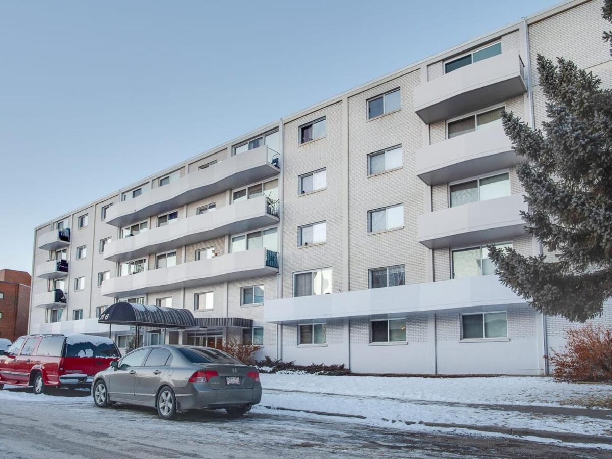 Gorgeous 2Br Condo W Parking Patio Coffee! YYC Eksteriør billede