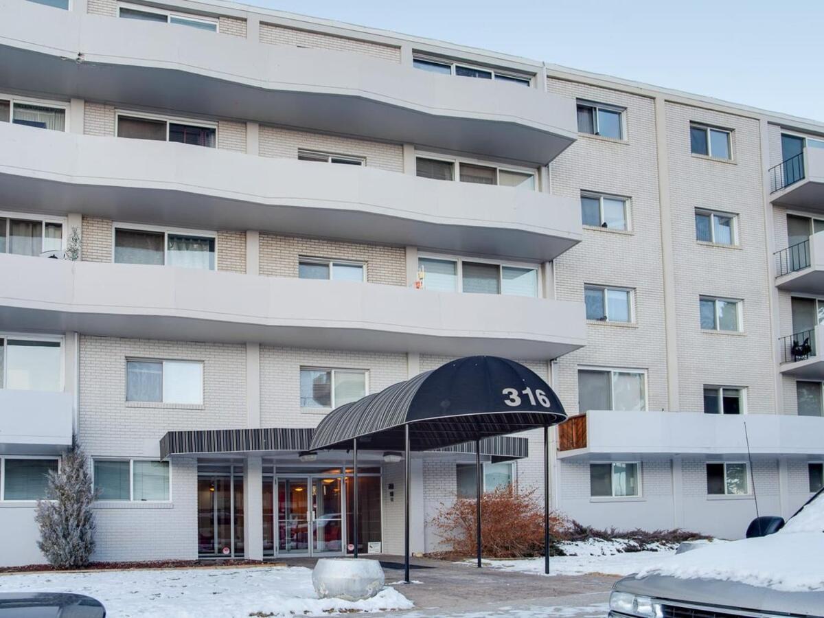 Gorgeous 2Br Condo W Parking Patio Coffee! YYC Eksteriør billede