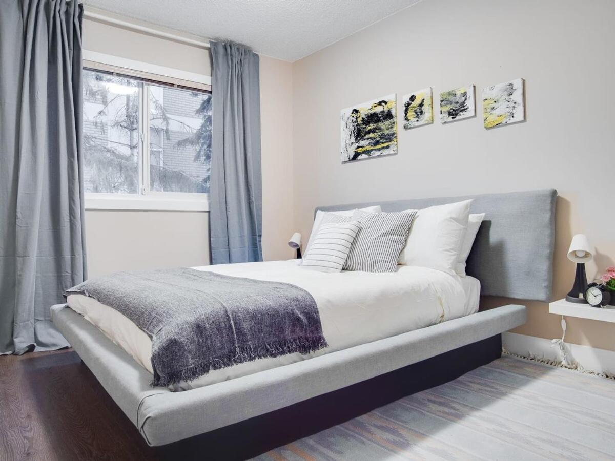 Gorgeous 2Br Condo W Parking Patio Coffee! YYC Eksteriør billede