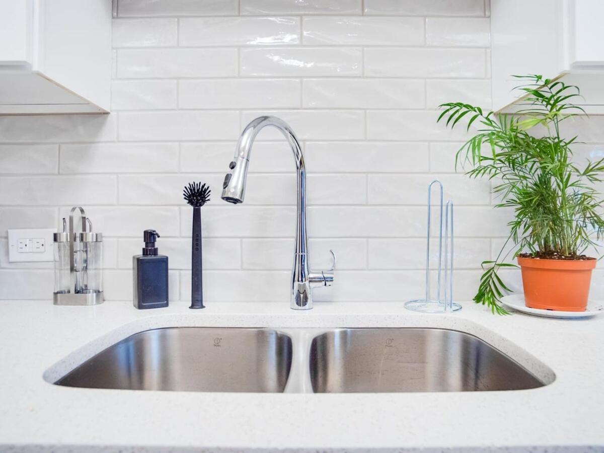 Gorgeous 2Br Condo W Parking Patio Coffee! YYC Eksteriør billede
