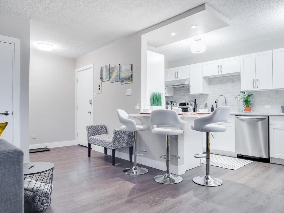 Gorgeous 2Br Condo W Parking Patio Coffee! YYC Eksteriør billede