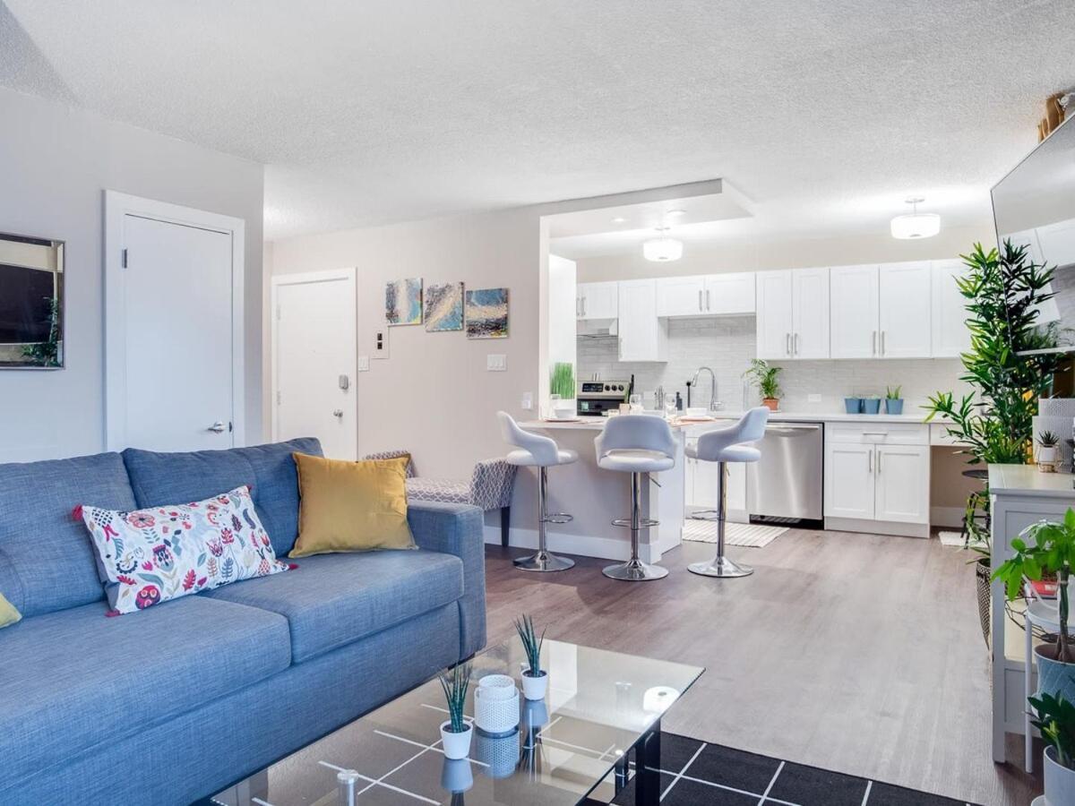 Gorgeous 2Br Condo W Parking Patio Coffee! YYC Eksteriør billede