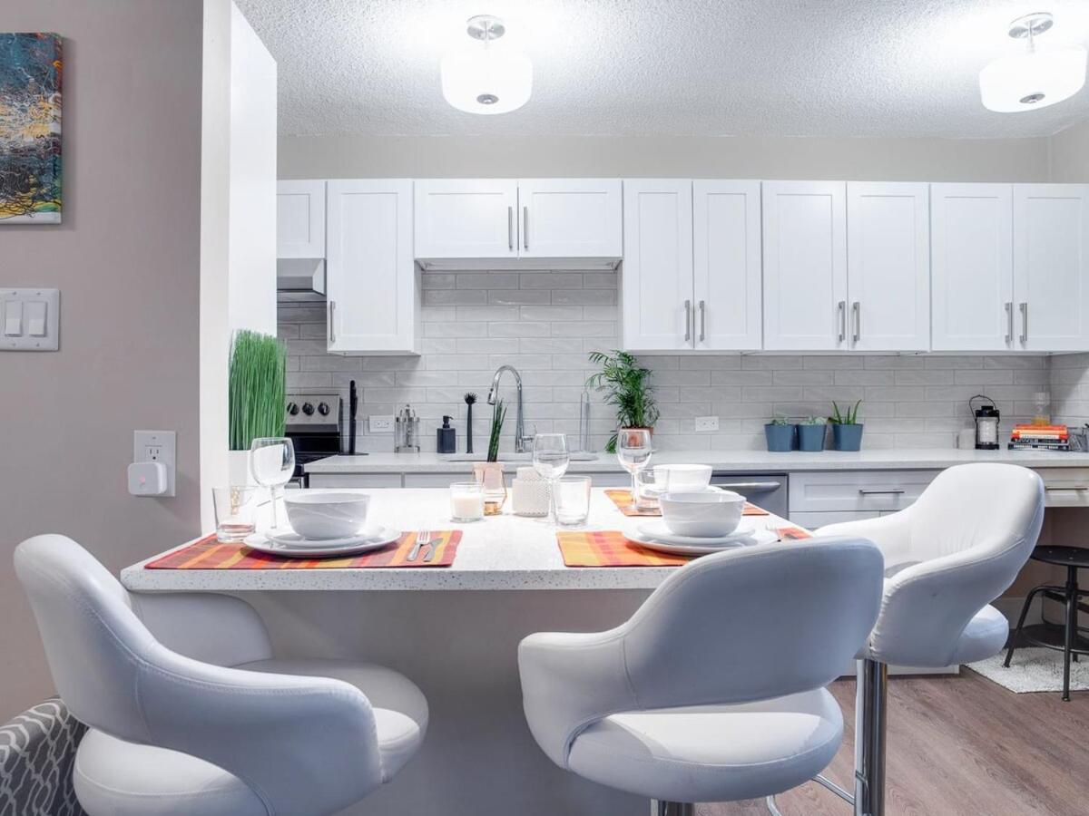 Gorgeous 2Br Condo W Parking Patio Coffee! YYC Eksteriør billede